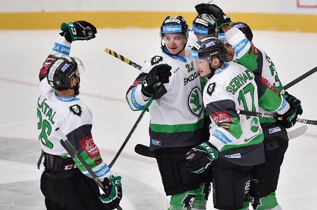 Hráči Mladé Boleslavi (zleva) Martin Látal, Jakub Orsava, David Bernard, Lukáš Žejdl a Dominik Pacovský se radují z prvního gólu.