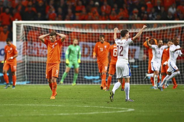 Čeští fotbalisté slaví vítězství v Nizozemsku i prvenství v kvalifikační skupině o postup na ME 2016.