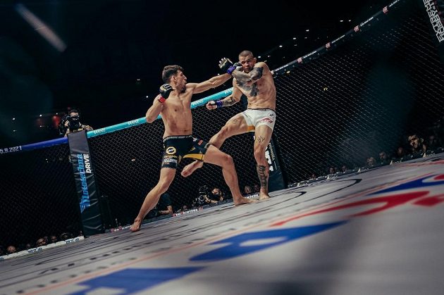 Máté Kertész (vlevo) v souboji s Robertem Pukačem na turnaji OKTAGON 27.