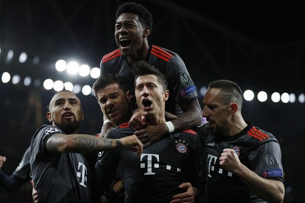 Radost v podání fotbalistů Bayernu Mnichov poté, co Lewandowski vyrovnal z penalty v odvetném osmifinále Ligy mistrů na hřišti Arsenalu.