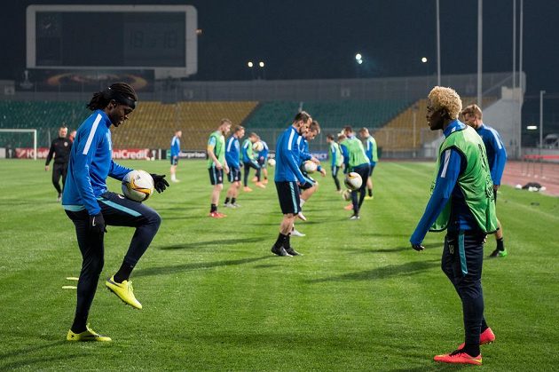 Fotbalisté Sparty Praha Costa (vlevo) a Tiémoko Konaté na tréninku v Krasnodaru.