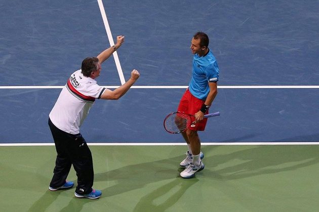 Lukáš Rosol se raduje s kapitánem Jaroslavem Navrátilem z vítězství nad Alexanderem Zverevem z Německa.