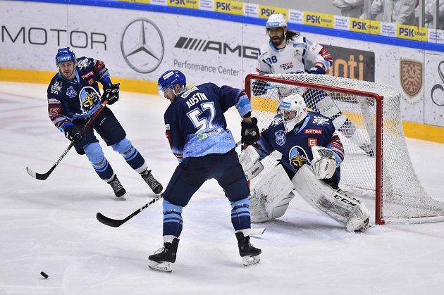 Zleva David Stach, Brady Austin z Kladna a brankář Kladna Adam Brízgala a Peter Mueller z Brna