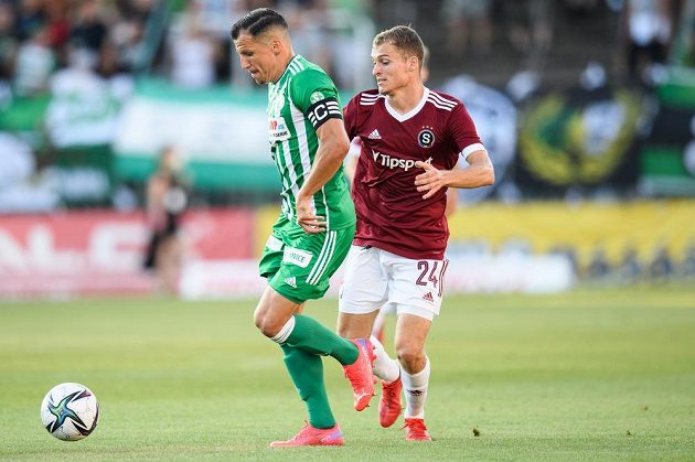Martin Dostál z Bohemians a Matěj Polidar ze Sparty Praha během utkání 4. kola Fortuna ligy.