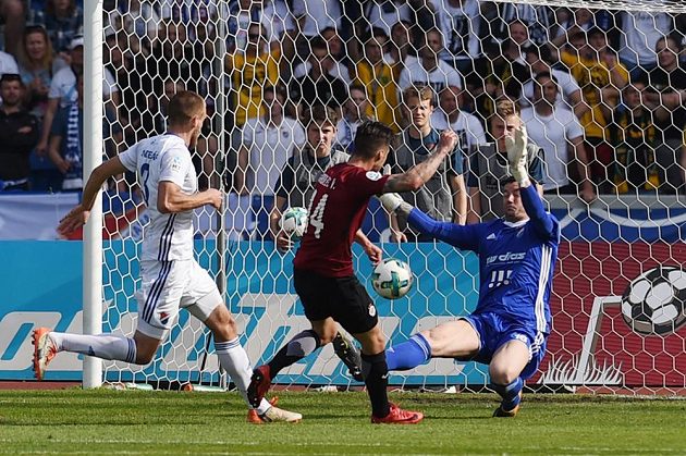 Sparťan Václav Kadlec (uprostřed) dává druhý gól brankáři Baníku Janu Laštůvkovi. Vlevo Marek Hlinka.