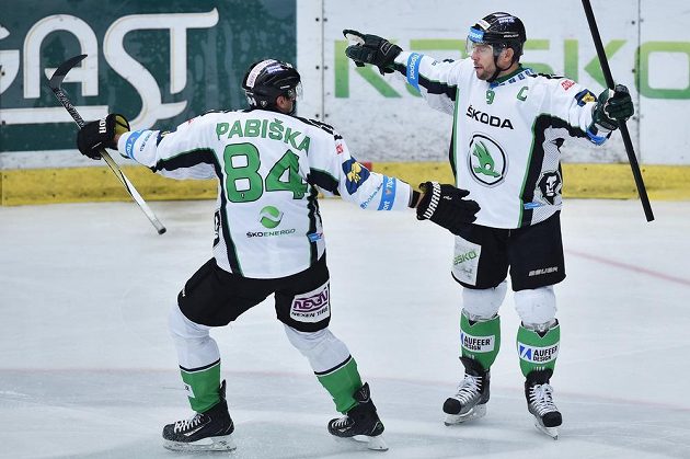 Mladoboleslavský útočník David Výborný (vpravo) slaví se spoluhráčem Lukášem Pabiškou gól proti Spartě v zápase 13. kola Tipsport extraligy.