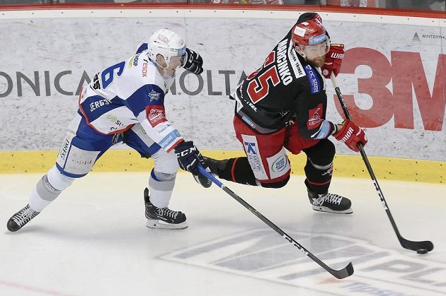 Jakub Krejčík z Brna a Tomáš Marcinko z Třince během druhého finále hokejové extraligy.