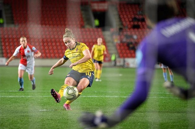 Kim Littleová z Arsenalu proměňuje nařízenou penaltu během utkání Ligy mistryň na Slavii.