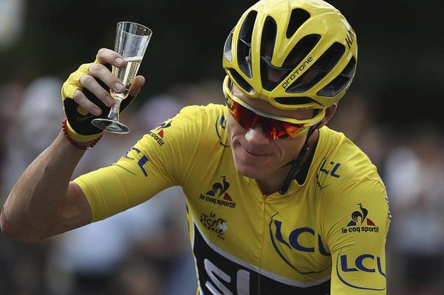 Obligátní sklenka šampaňského pro vítěze na trase poslední etapy Tour de France.