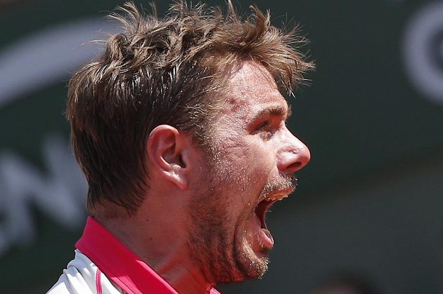 Švýcar Stan Wawrinka v semifinálovém duelu Roland Garros s Francouzem Jo-Wilfriedem Tsongou.