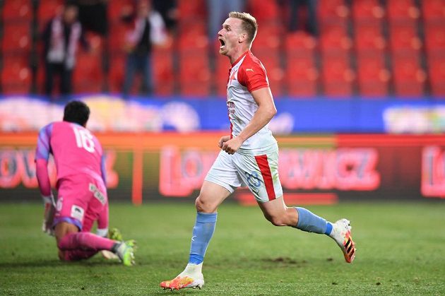Slávista Petr Ševčík dává gól proti Plzni v utkání druhého kola skupiny o titul.