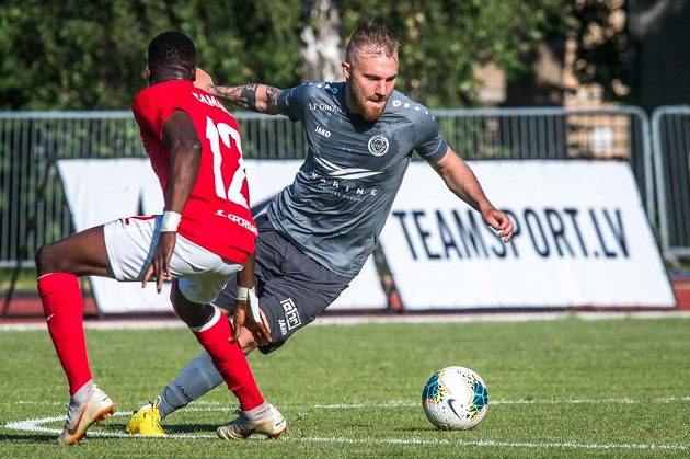 Záložník Jakub Hora v zápase lotyšské ligy.