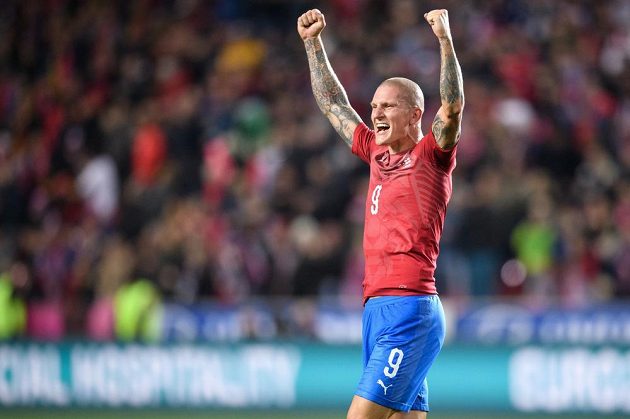Český útočník Zdeněk Ondrášek oslavuje vítězný gól na 2:1 během utkání kvalifikace s Anglií.