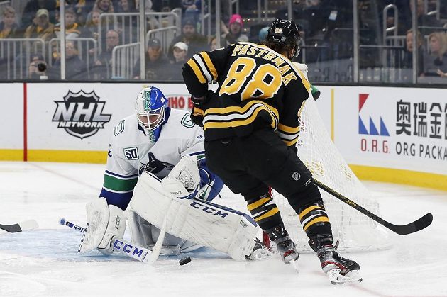 Brankář Vancouveru Canucks skvělými zákroky deptal českého kanonýra Davida Pastrňáka v dresu Bostonu během utkání NHL.