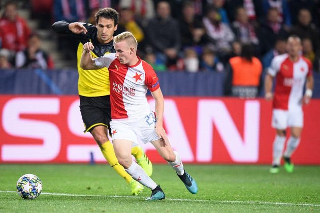 Petr Ševčík ze Slavie Praha a Mats Hummels z Dortmundu během utkání základní skupiny Ligy mistrů v Praze.