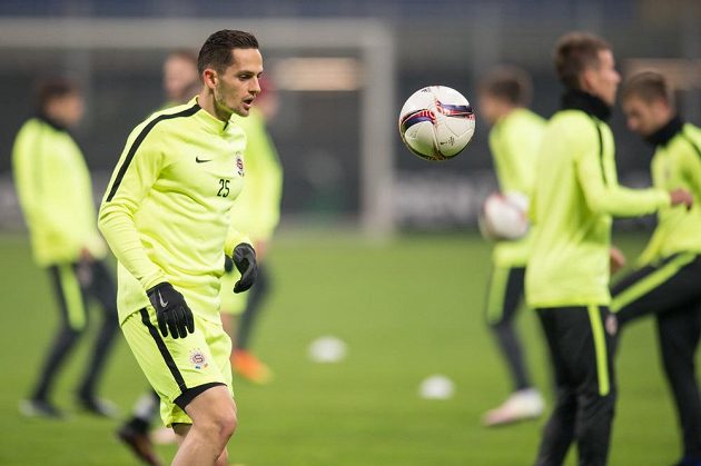 Sparťanský obránce Mario Holek během středečního tréninku před utkáním Evropské ligy s Interem Milán.
