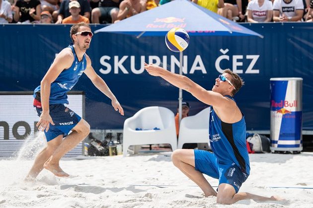 Čeští beachvolejbalisté Ondřej Perušič (vlevo) a David Schweiner během turnaje J&T Banka Ostrava Beach open 2019.