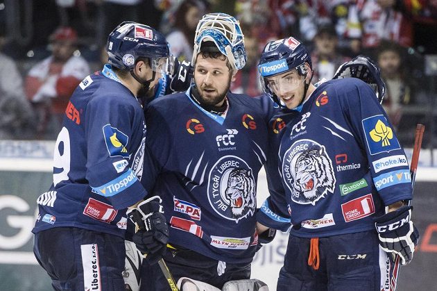 (Zleva) Lukáš Krenželok, brankář Ján Lašák a Jakub Valský (všichni z Liberce) oslavují vyhrané utkání v Pardubicích.