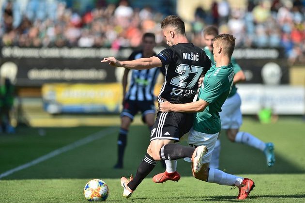 Zleva Matej Mršič z Českých Budějovic a Jan Matoušek z Jablonce v akci během utkání 4. kola fotbalové ligy.