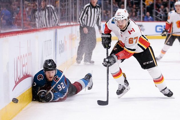 Útočník Calgary Flames Michael Frolík (67) spěchá za pukem v utkání NHL na ledě Colorada.