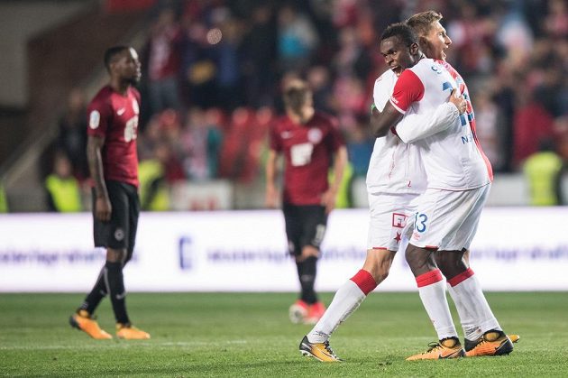 Fotbalisté Slavie Praha Milan Škoda a Michael Ngadeu oslavují vítězství v derby