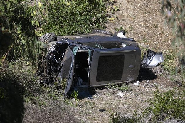 Vůz Tigera Woodse po ošklivé nehodě naháněl strach. Slavný golfista skončil v nemocnici s vážnými zraněními.