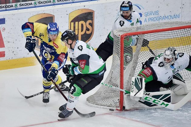 Zlínský hokejista Tomáš Fořt a hráči Mladé Boleslavi David Bernad, Jakub Klepiš a brankář Jan Růžička v akci během utkání předkola play off.
