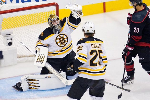 Brankář Bostonu Bruins Jaroslav Halák (41) chytá puk do lapačky během duelu s Carolinou Hurricanes.