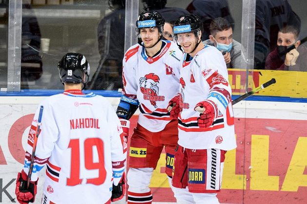 Olomoučtí Michal Kunc (uprostřed) a Lukáš Klimek oslavují gól na 3:0 proti Spartě.