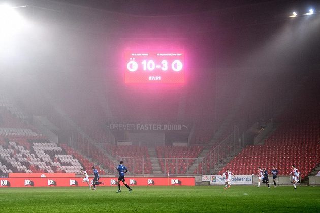 Fotbalisté Slavie Praha porazili Karlovy Vary 10:3 v utkání osmifinále MOL Cupu.