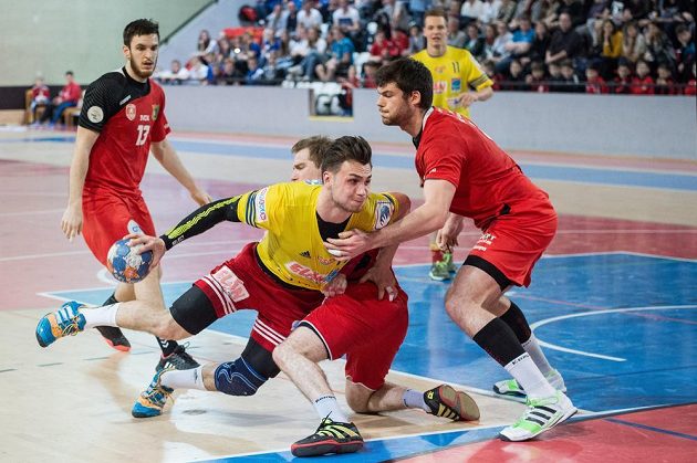 Vít Reichl z Dukly Praha (ve žlutém) a bránící Luka Groff z KV Sasja během odvety čtvrtfinále Vyzývacího poháru.