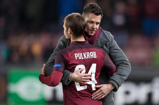 Trenér David Holoubek a Matěj Pulkrab se radují po vítězství nad Hapoelem Beer Ševa.