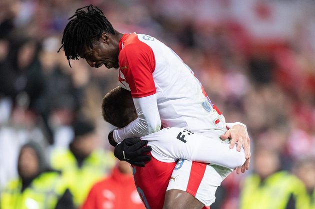 Fotbalisté Slavie Praha Peter Olayinka a Ondřej Kúdela po gólu proti Teplicím.