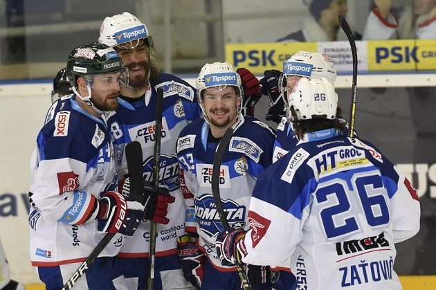 Hokejisté Brna se radují z třetího gólu proti karlovým Varům. Zleva Michal Gulaši, Peter Mueller, autor gólu Petr Holík, Jan Štencel a Martin Zaťovič.