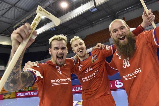 Česká reprezentace v házené se raduje z vítězství a postupu na ME 2022. Zleva Roman Bečvář, Dominik Solák a Václav Franc.
