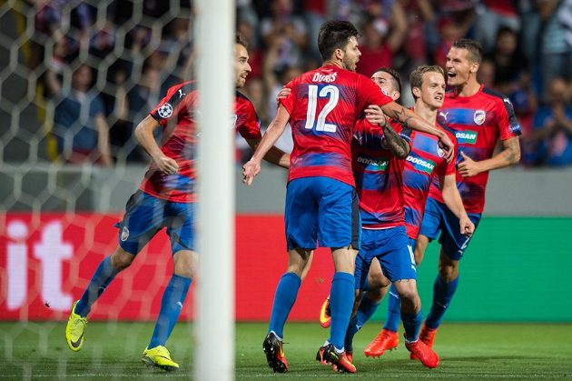 Fotbalisté Viktorie Plzeň oslavují vedoucí gól Michala Ďuriše v odvetě play off Ligy mistrů.