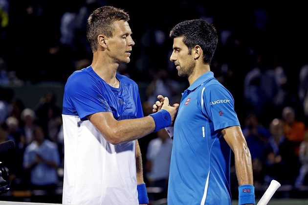 Český tenista Tomáš Berdych (vlevo) si podává ruku s Novakem Djokovičem po skončení čtvrtfinálového duelu v Miami.