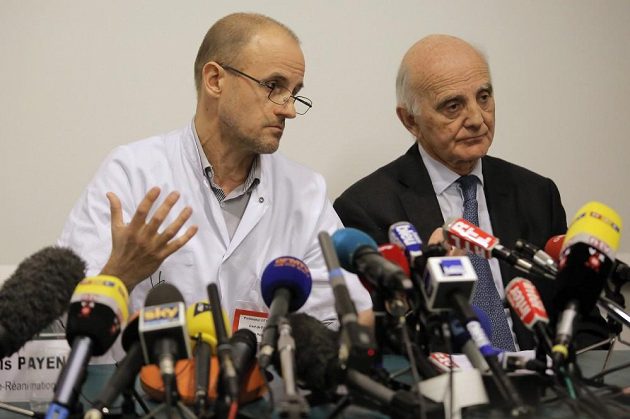 Profesoři Jean-Francois Payen (vlevo) a Gerard Saillant informují v pondělí novináře o stavu Michaela Schumachera.