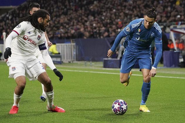 Hlavní hvězdu Juventusu Cristiana Ronalda (vpravo) střeží Jason Denayer z Lyonu.