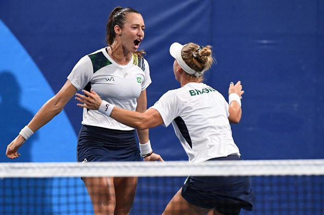Obrovská radost brazilského páru Pigossiová, Stefaniová po vítězství nad českým párem Vondroušová-Plíšková