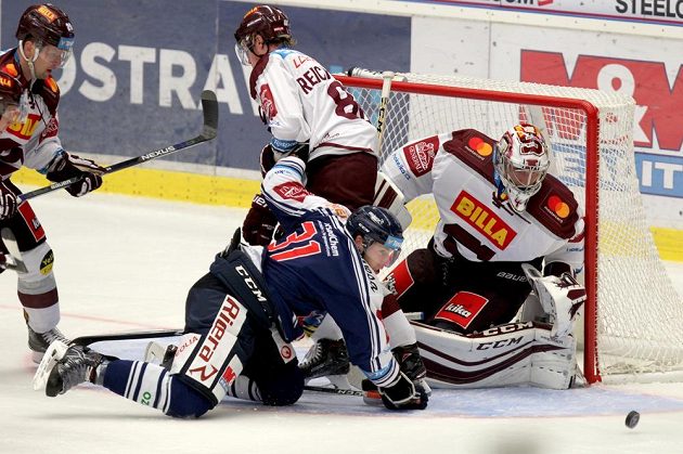 Brankář Sparty David Honzík vyráží střelu Lukáše Kloka z Vítkovic v utkání 3. kola ELH. Nakonec už ale během první třetiny dvakrát inkasoval.