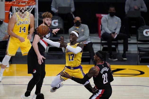 Basketbalista Los Angeles Lakers Dennis Schroeder (17) zakončuje akci během utkání NBA s Portlandem Trail Blazers.
