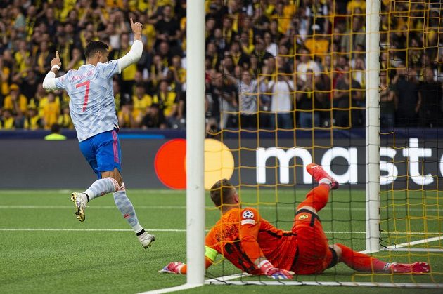 Cristiano Ronaldo z Manchesteru United oslavuje vedoucí gól proti Young Boys.
