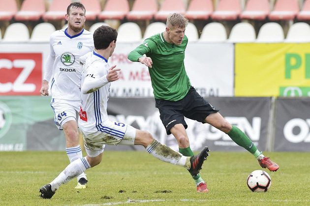Zleva Antonín Křapka z Boleslavi, Alexej Tatajev z Boleslavi a Michal Škoda z Příbrami v gólové šanci, kterou však neproměnil.