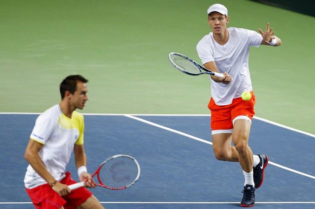Český deblový pár Tomáš Berdych (vpravo), Lukáš Rosol v utkání proti švýcarské dvojici Stanislas Wawrinka, Marco Chiudinelli.