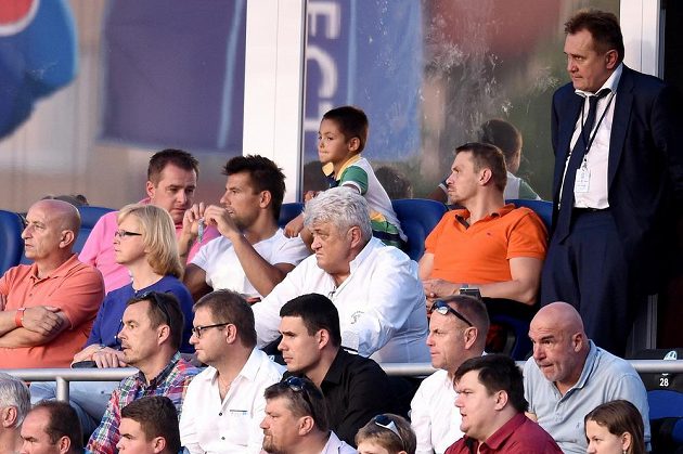Letní posila Mladé Boleslavi Milan Baroš (nahoře druhý zleva) sleduje utkání 2. předkola Evropské ligy se Strömsgodsetem.