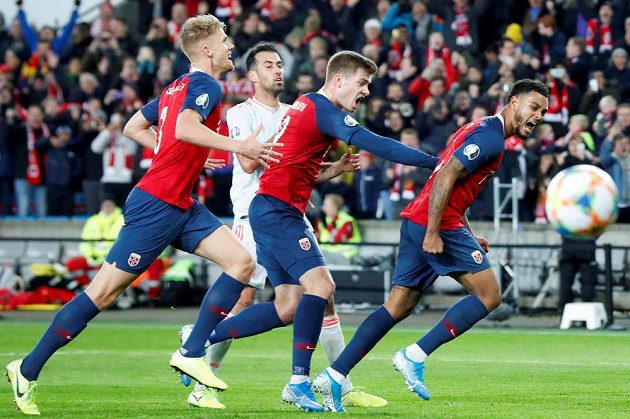 Norský fotbalista Joshua King proměnil penaltu v kvalifikační bitvě o postup na EURO 2020 se Španělskem a zápas skončil 1:1. Za střelcem pospíchají zleva Kristoffer Ajer a Alexander Soerloth.