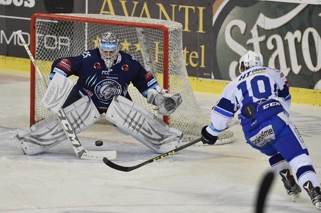 Čtvrtý zápas finále play off hokejové extraligy. Liberecký brankář Ján Lašák čelí ataku brněnského forvarda Martina Erata.