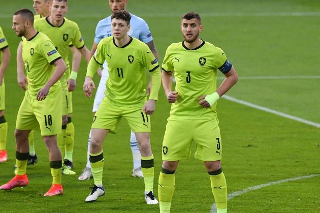 Čeští fotbalisté do 21 let v zápase proti Slovinsku na ME. Zleva Denis Granečný, Ladislav Krejčáí a Matěj Chaluš.
