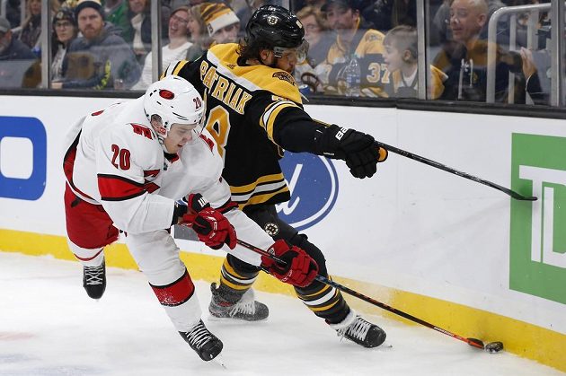 Hvězda Caroliny Hurricanes Sebastian Aho (20) a nejlepší český hokejista v zámoří - David Pastrňák z týmu Boston Bruins během utkání NHL.